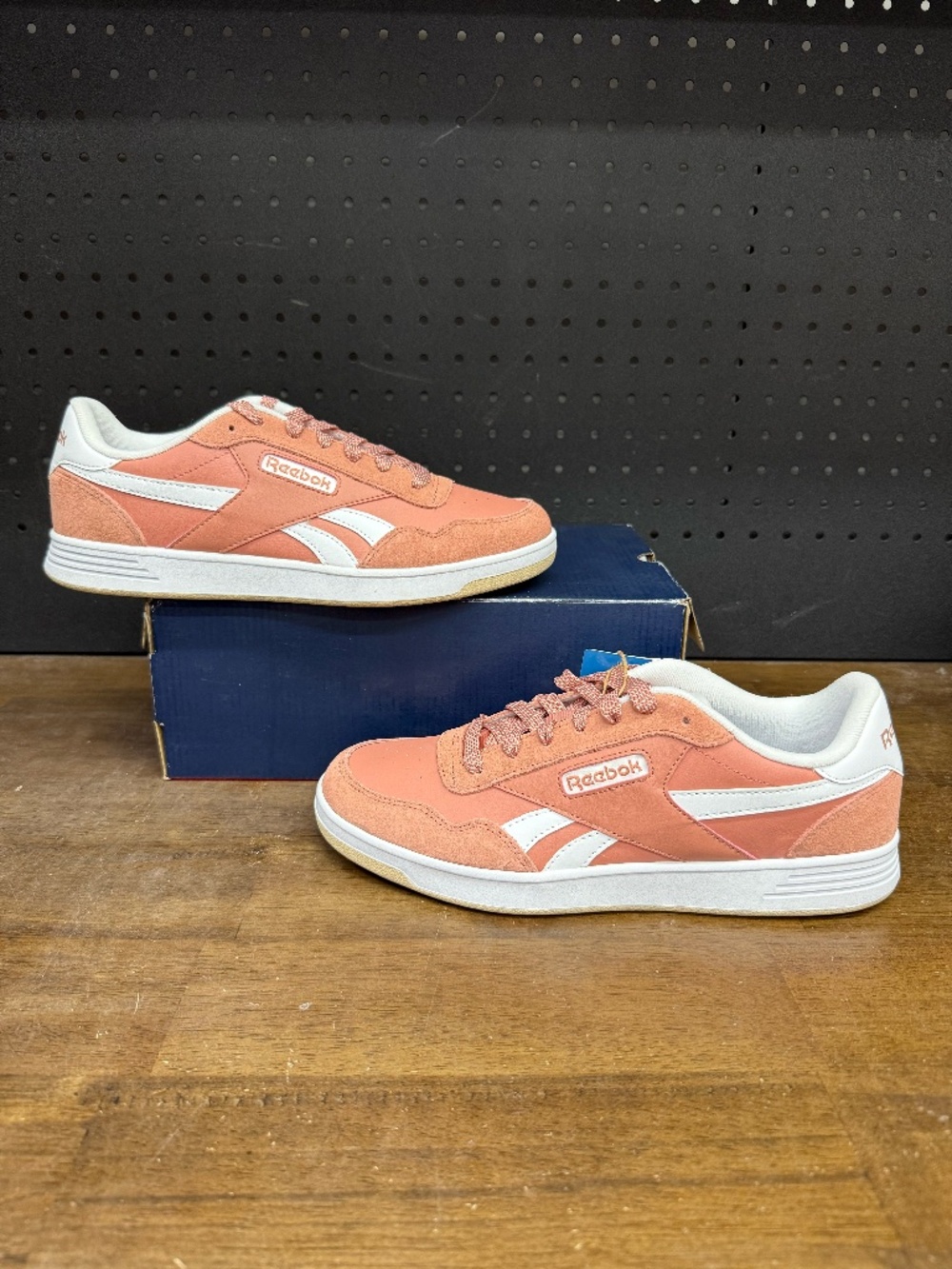 New W & W/O Box! Women's Reebok Court Advance Peach White Sneakers Size 10
